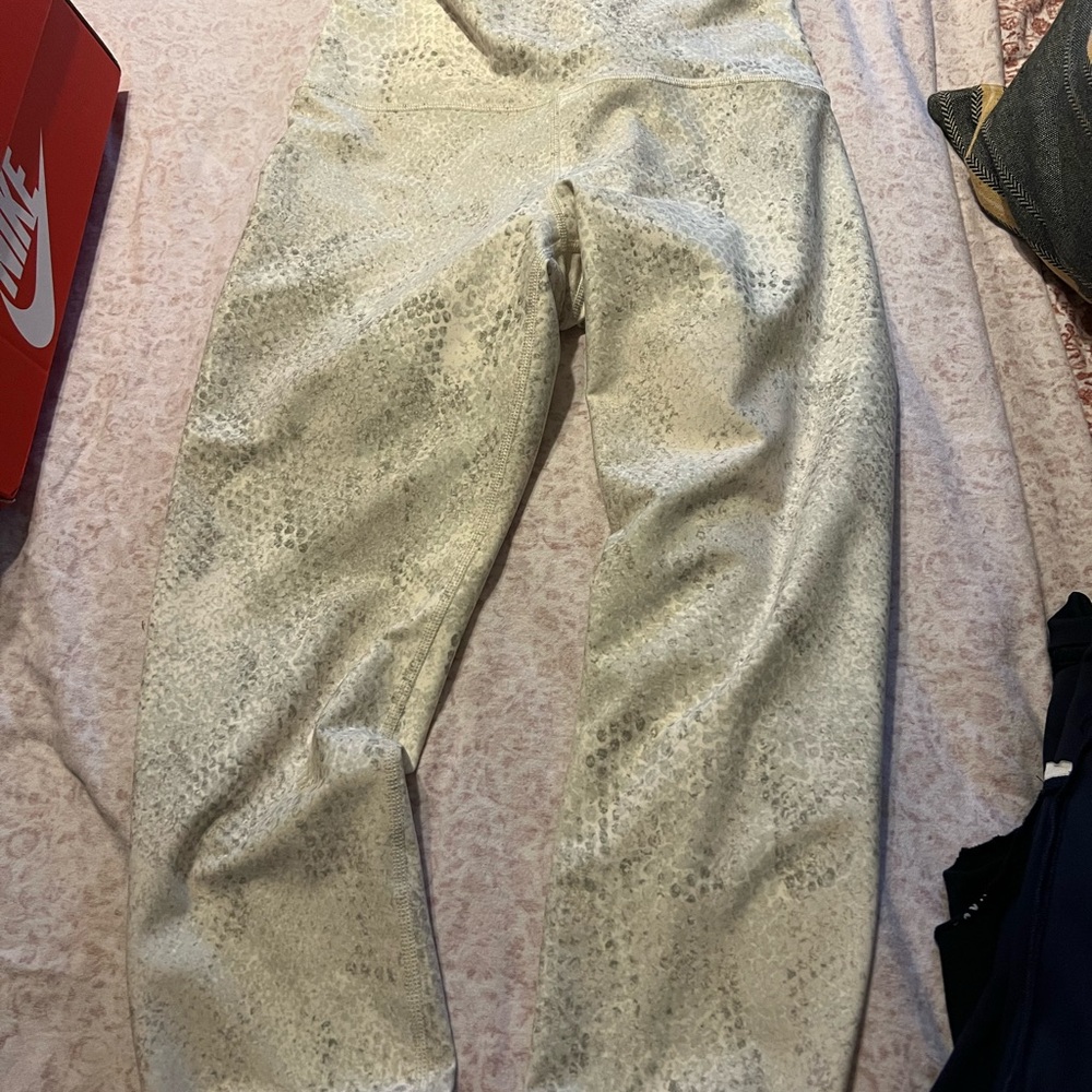 Remove the inside tag Cream Snake Print Leggings